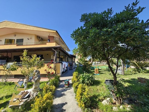 casa indipendente in vendita a Giugliano in Campania in zona Varcaturo