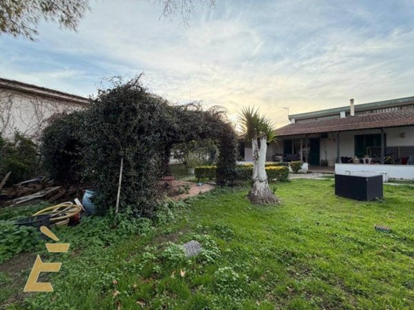 casa indipendente in vendita a Giugliano in Campania in zona Varcaturo