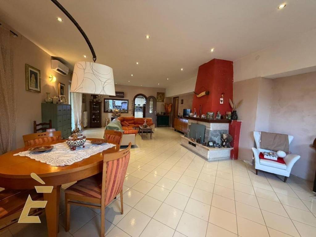 casa indipendente in vendita a Giugliano in Campania in zona Varcaturo