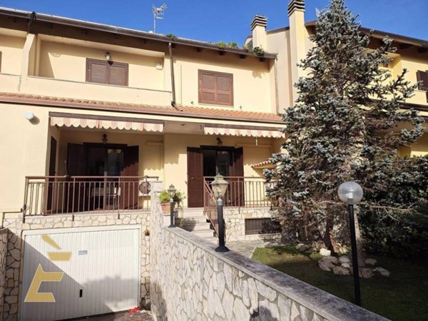 casa indipendente in vendita a Giugliano in Campania in zona Licola