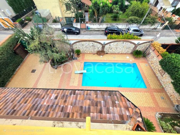 casa indipendente in vendita a Giugliano in Campania in zona Varcaturo