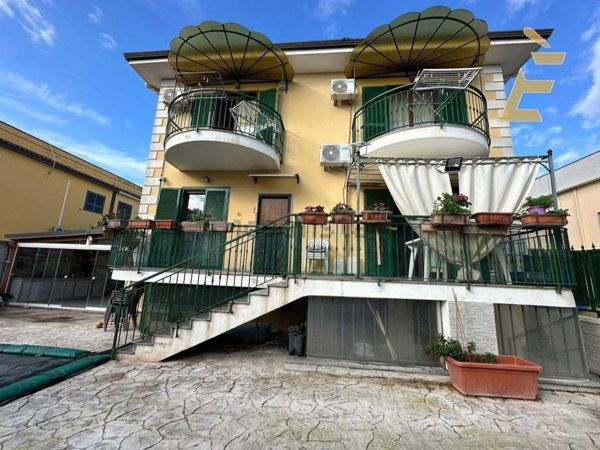casa indipendente in vendita a Giugliano in Campania in zona Lago Patria