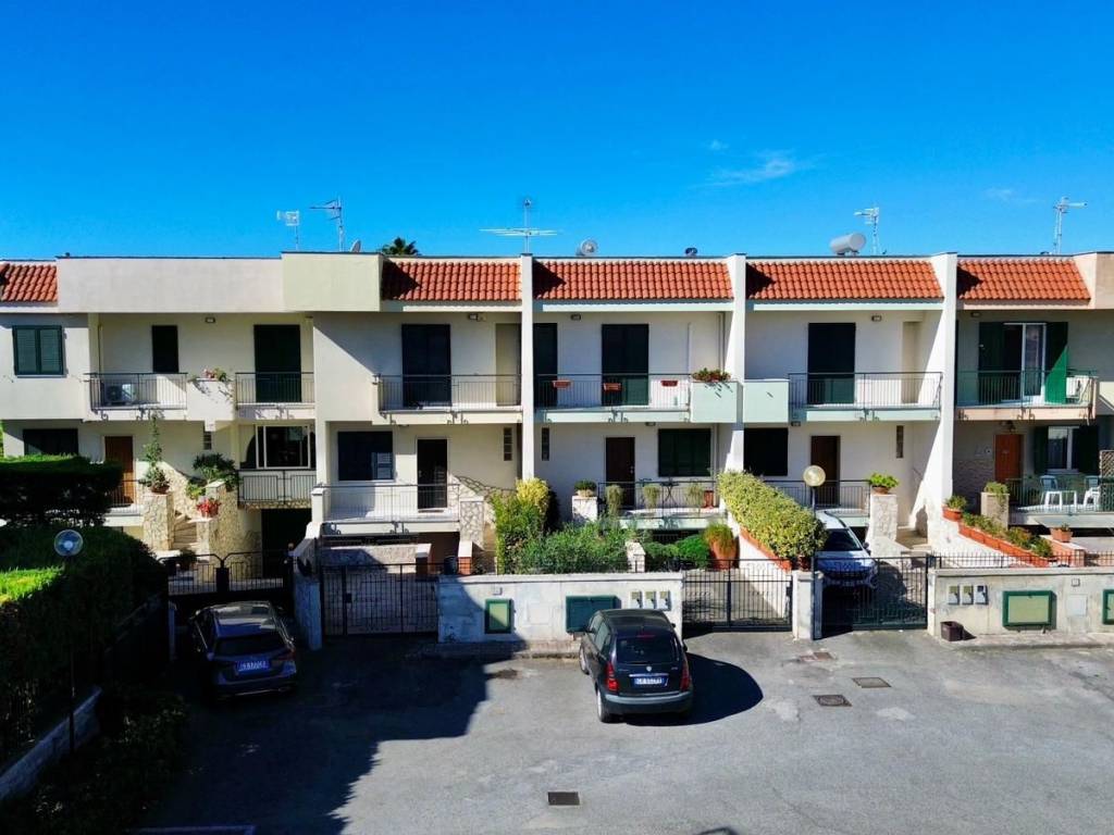 casa indipendente in vendita a Giugliano in Campania in zona Varcaturo