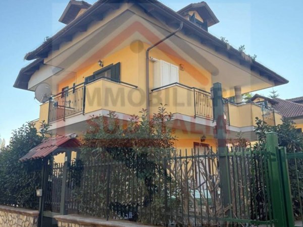 casa indipendente in vendita a Giugliano in Campania in zona Lago Patria