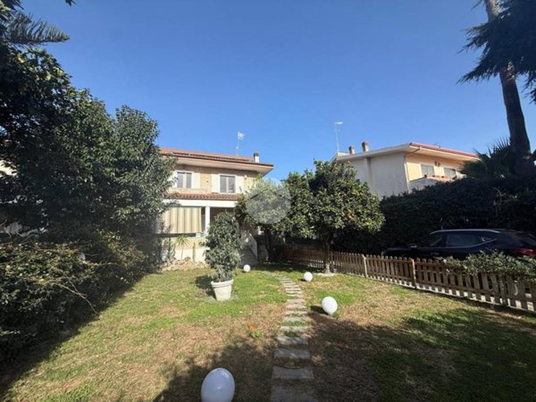 casa indipendente in vendita a Giugliano in Campania in zona Varcaturo