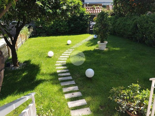 casa indipendente in vendita a Giugliano in Campania in zona Varcaturo