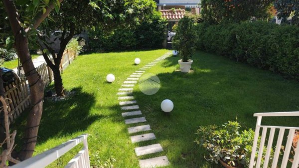 casa indipendente in vendita a Giugliano in Campania in zona Varcaturo