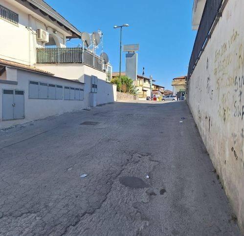 negozio in vendita a Giugliano in Campania in zona Varcaturo