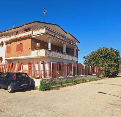 intera palazzina in vendita a Giugliano in Campania in zona Varcaturo