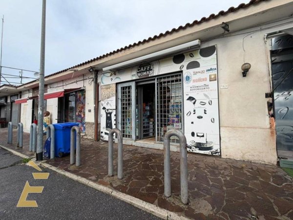 negozio in vendita a Giugliano in Campania in zona Varcaturo
