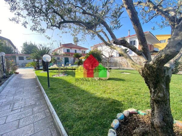 casa indipendente in vendita a Giugliano in Campania in zona Varcaturo