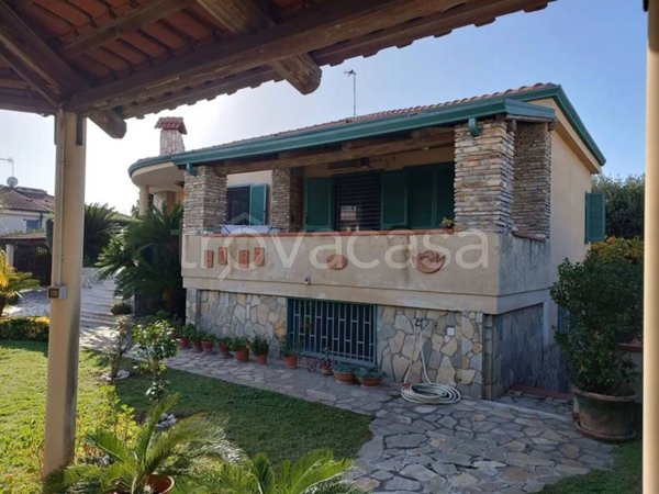 casa indipendente in vendita a Giugliano in Campania in zona Varcaturo