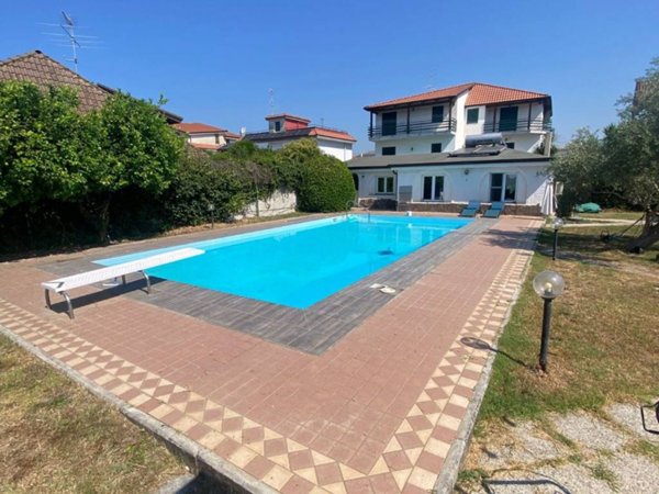 casa indipendente in vendita a Giugliano in Campania in zona Varcaturo