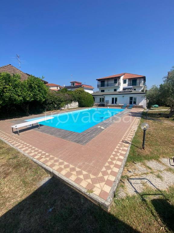 casa indipendente in vendita a Giugliano in Campania in zona Varcaturo