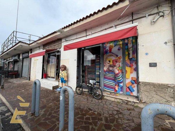 negozio in vendita a Giugliano in Campania in zona Varcaturo