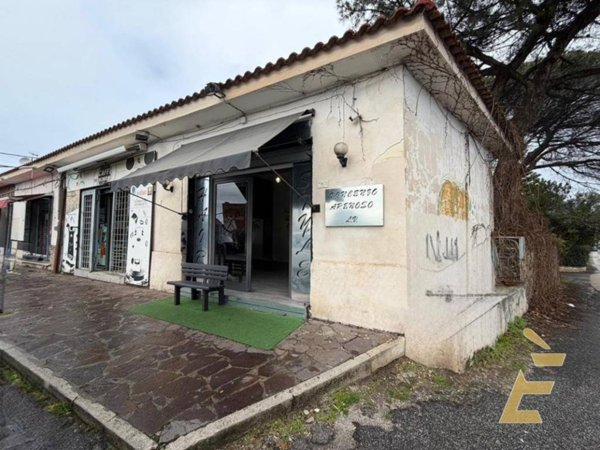 negozio in vendita a Giugliano in Campania in zona Varcaturo