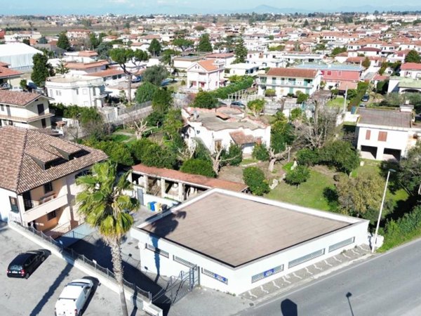 negozio in vendita a Giugliano in Campania in zona Varcaturo