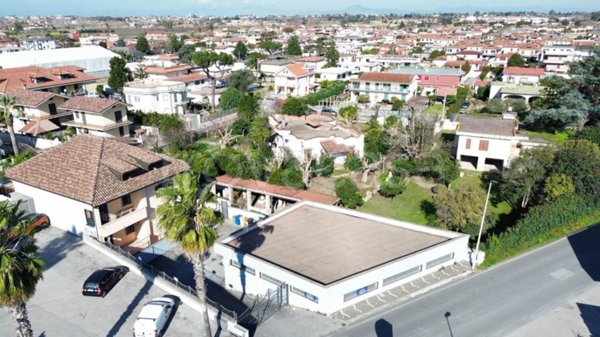 negozio in vendita a Giugliano in Campania in zona Varcaturo