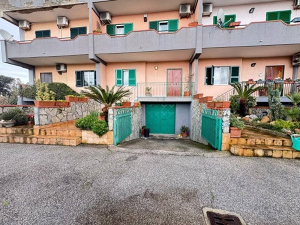 casa indipendente in vendita a Giugliano in Campania in zona Licola
