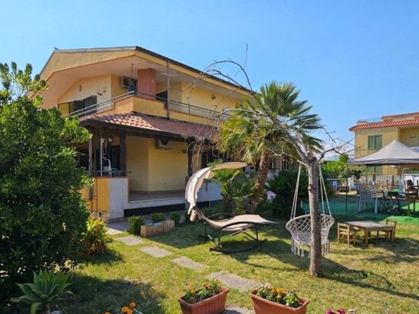 casa indipendente in vendita a Giugliano in Campania in zona Licola