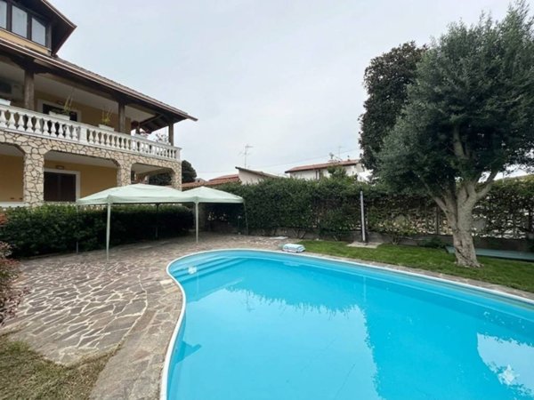 casa indipendente in vendita a Giugliano in Campania in zona Lago Patria
