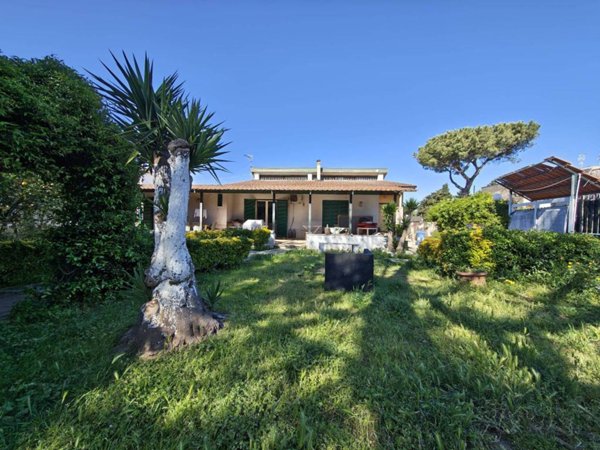 casa indipendente in vendita a Giugliano in Campania in zona Varcaturo