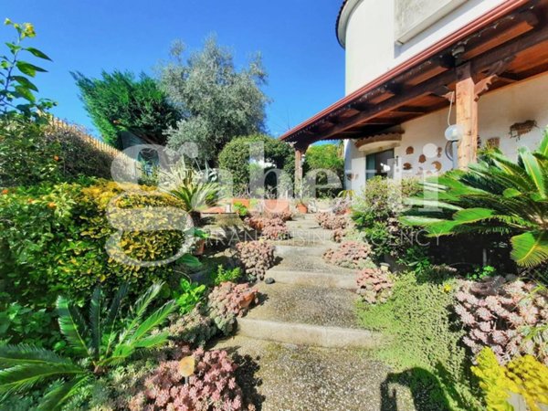 casa indipendente in vendita a Giugliano in Campania in zona Licola