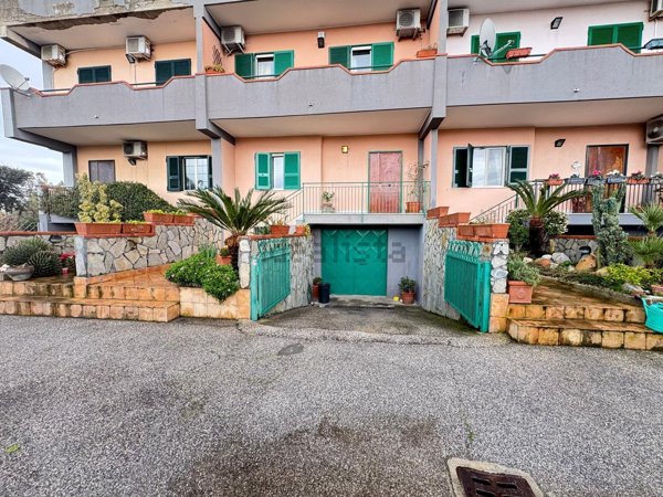 casa indipendente in vendita a Giugliano in Campania in zona Licola