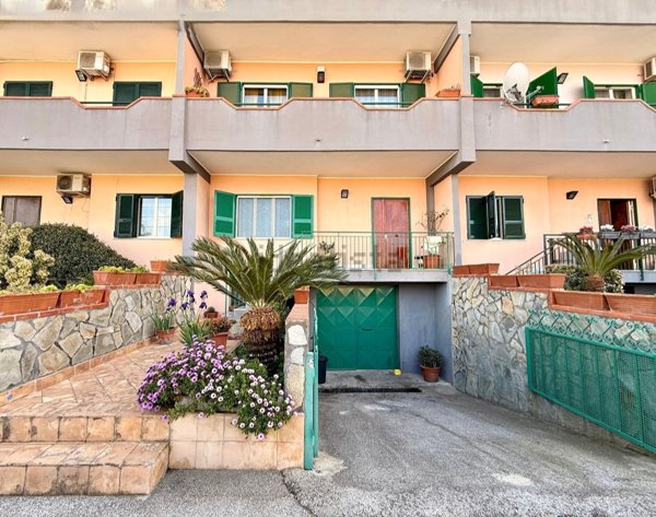 casa indipendente in vendita a Giugliano in Campania in zona Licola