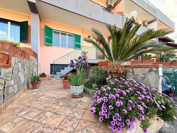 casa indipendente in vendita a Giugliano in Campania in zona Licola