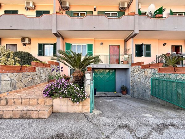 casa indipendente in vendita a Giugliano in Campania in zona Licola