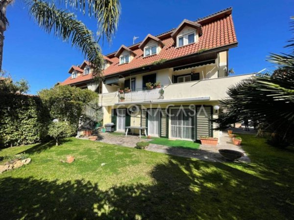 casa indipendente in vendita a Giugliano in Campania in zona Varcaturo