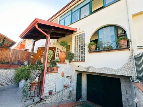 casa indipendente in vendita a Giugliano in Campania in zona Varcaturo