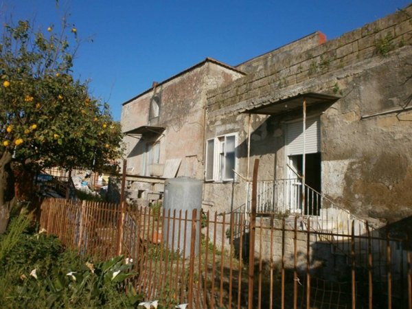 casa indipendente in vendita a Giugliano in Campania in zona Licola