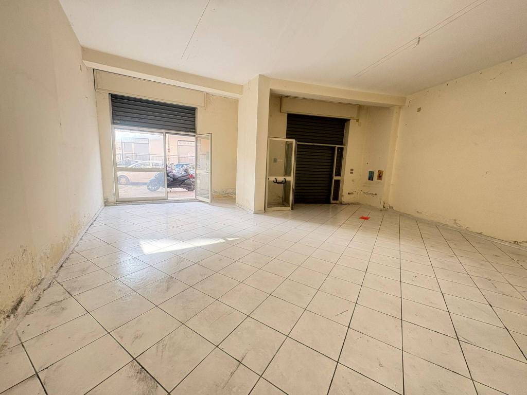 negozio in vendita a Giugliano in Campania