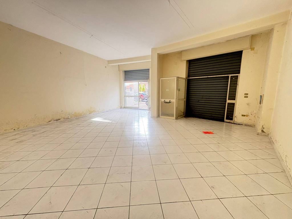 negozio in vendita a Giugliano in Campania