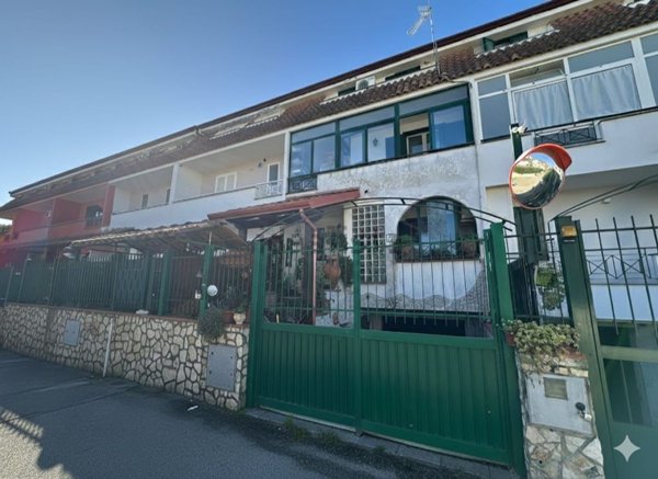 casa indipendente in vendita a Giugliano in Campania in zona Varcaturo