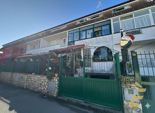 casa indipendente in vendita a Giugliano in Campania in zona Varcaturo