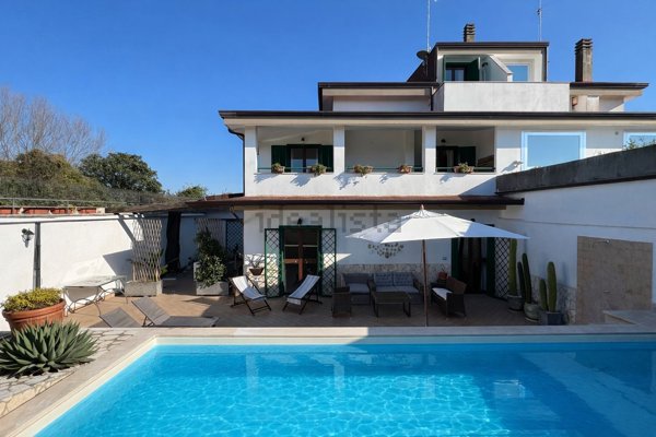 casa indipendente in vendita a Giugliano in Campania in zona Varcaturo