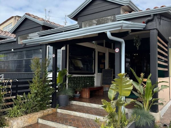 negozio in vendita a Giugliano in Campania in zona Varcaturo