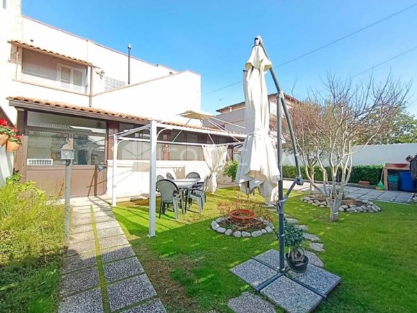 casa indipendente in vendita a Giugliano in Campania in zona Varcaturo