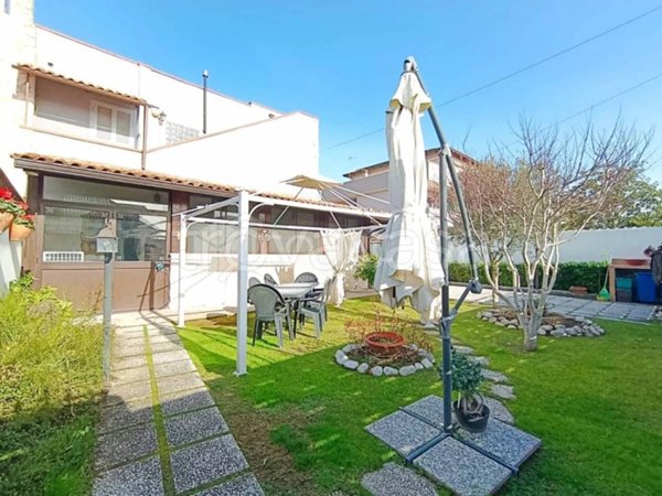casa indipendente in vendita a Giugliano in Campania in zona Varcaturo