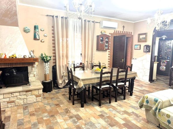 casa indipendente in vendita a Giugliano in Campania in zona Licola