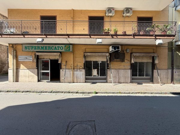 locale commerciale in vendita a Giugliano in Campania