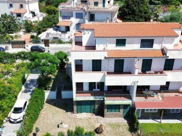 casa indipendente in vendita a Giugliano in Campania in zona Licola
