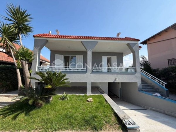 casa indipendente in vendita a Giugliano in Campania in zona Varcaturo