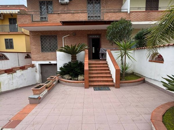casa indipendente in vendita a Giugliano in Campania in zona Lago Patria