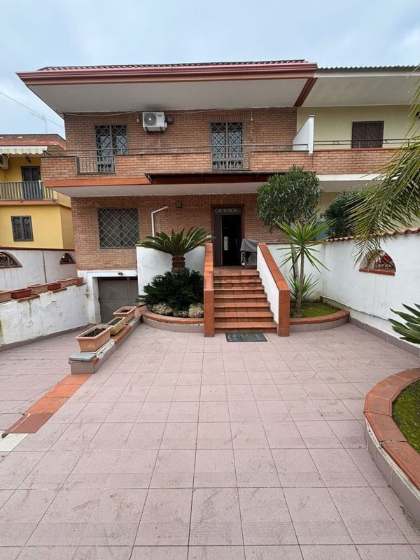 casa indipendente in vendita a Giugliano in Campania in zona Lago Patria