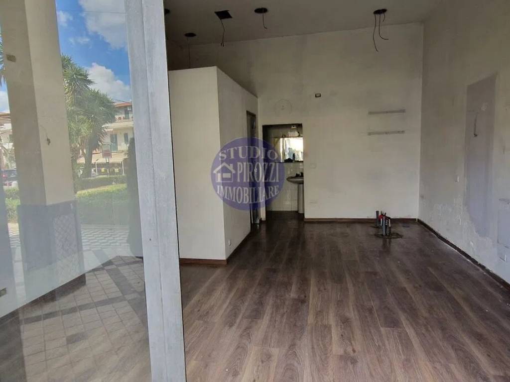 negozio in vendita a Giugliano in Campania