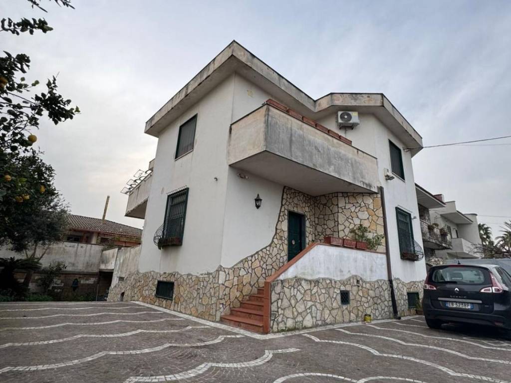 casa indipendente in vendita a Giugliano in Campania in zona Varcaturo